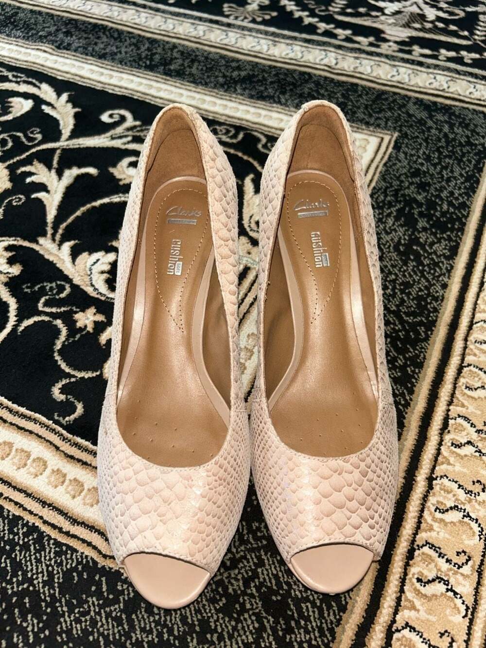 Clarks Collection Narine Rowe Sand Suede Snakeskin Peep-Toe Heel Pumps Size US 1